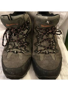 Mens Bearpaw hiking boots Used 10.5. Soles are in great condition.